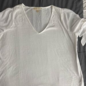 ⭐️ 3/$20 Michael Kors White V-Neck Top with sheer ties on sleeve size xl
